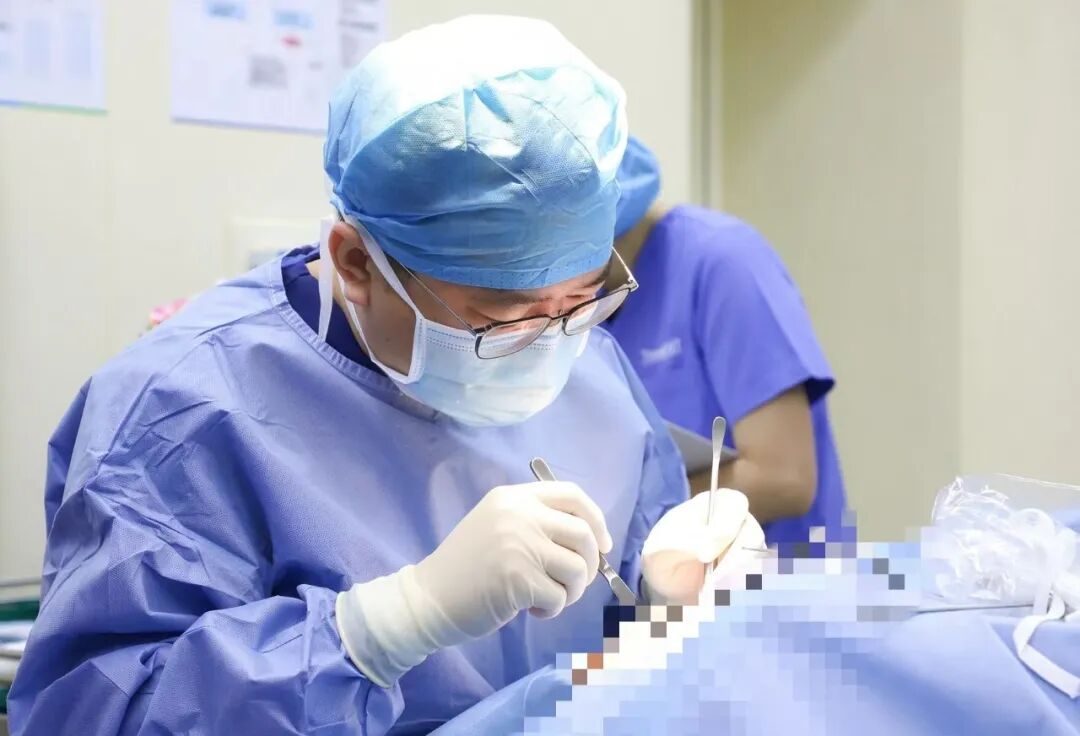 耳前瘻管手術進行中