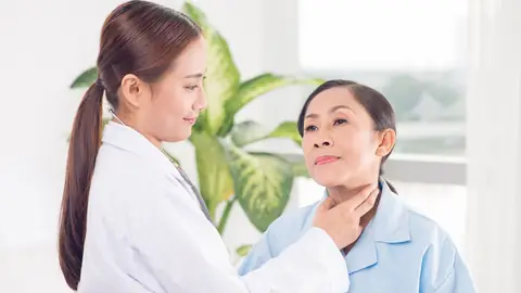醫生為患者檢查甲狀腺頸部