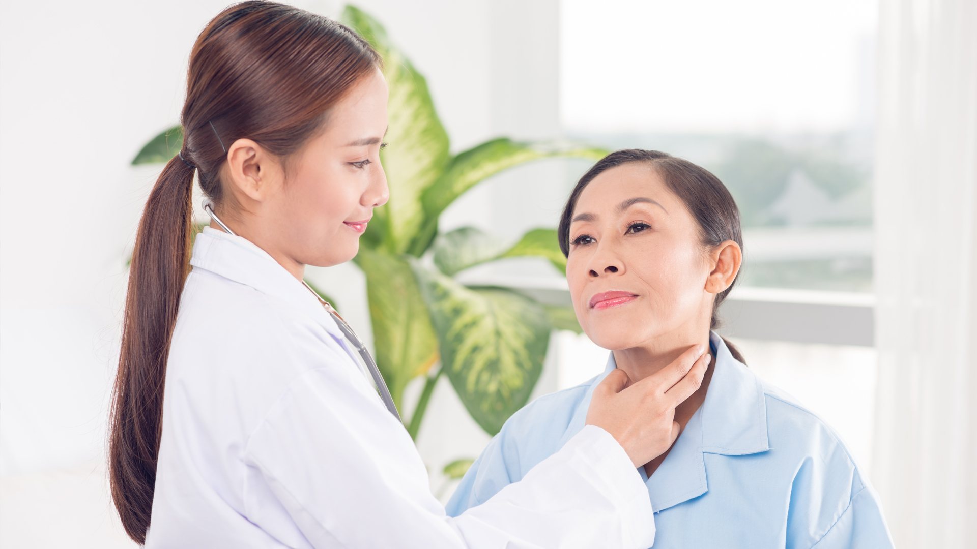 醫生為患者檢查甲狀腺頸部